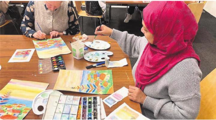 Unter Anleitung von Maryna Pashchenko malen die Teilnehmenden mit grossem Eifer und Freude an den Bildmotiven. Bild: zg