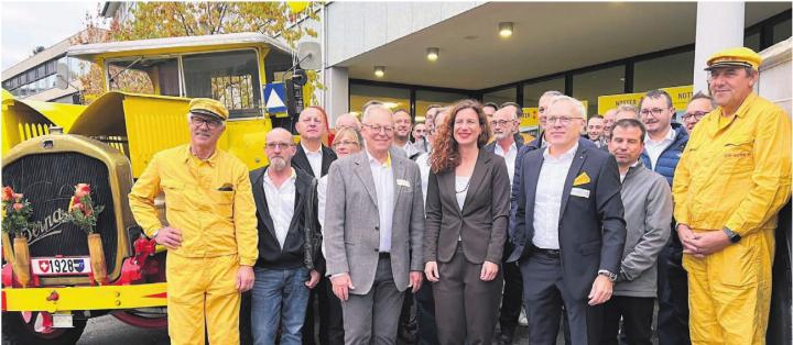 Die Kadermitarbeiter der Notter-Gruppe und die Referentin, vorderste Reihe (v. l.): Kurt Notter, Sarah Genner und Ralph Notter. Bilder: Walter Minder Die Kadermitarbeiter der Notter-Gruppe und die Referentin, vorderste Reihe (v. l.): Kurt Notter, Sarah Genner und Ralph Notter. Bilder: Walter Minder