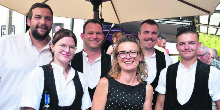Lina Dürrenmatt, vordere Reihe, links, und Jan-Luca Neiger, vorne rechts, werden von Familien und Lehrbetrieb Wyli Holz gefeiert. Bilder: Verena Anna Wigger