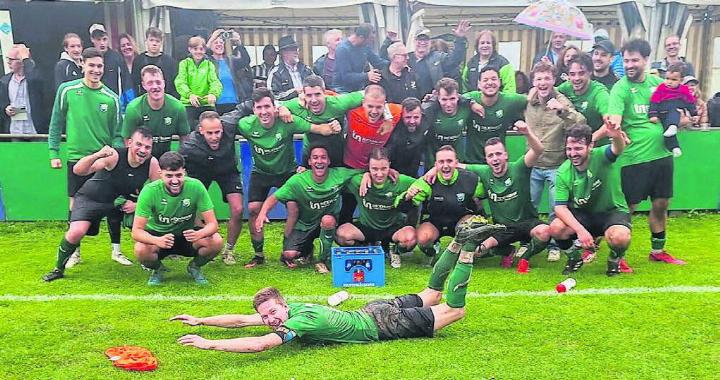Team und Fans jubeln nach Spielschluss. Captain Patrick Meyer macht den Spassrutscher. Bilder: zg