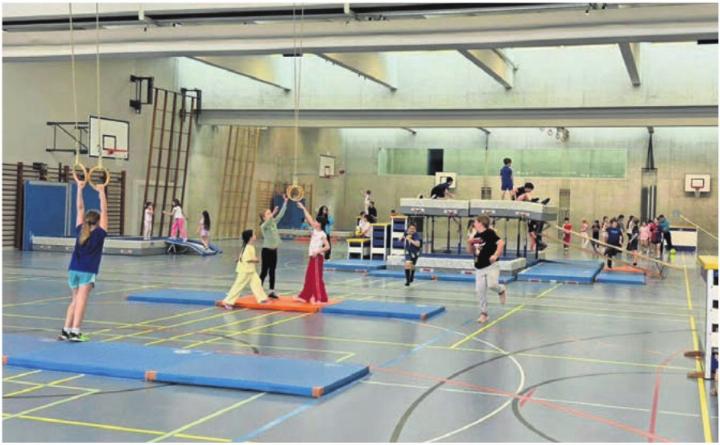 In der Turnhalle gibt es immer viele Möglichkeiten, um sich so richtig auszupowern. Bild: zg