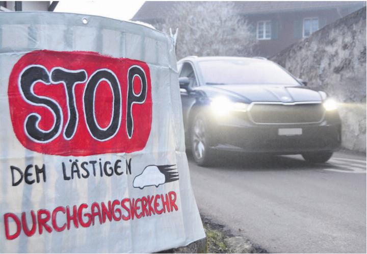 Mit Plakaten wollen die Anwohner des Weilers Hasli auf ihr Anliegen aufmerksam machen. Bild: Annemarie Keusch