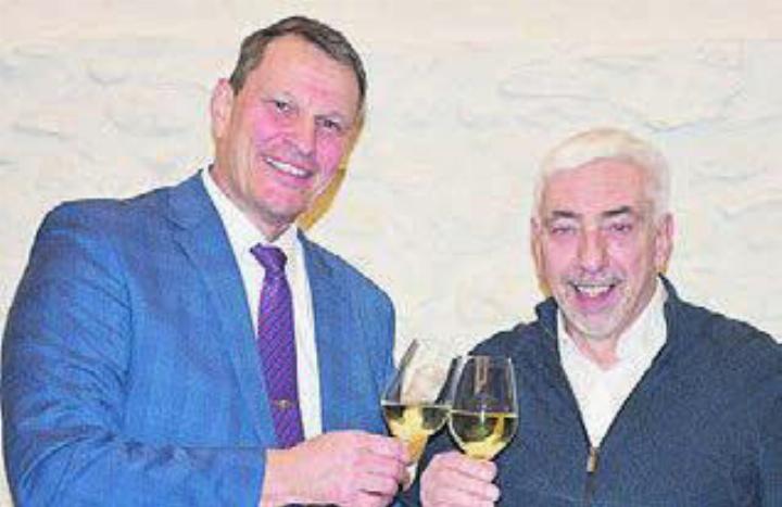 Prost auf etliche Wahlerfolge: Ammann Roland Vogt und Präsident Roland Büchi.