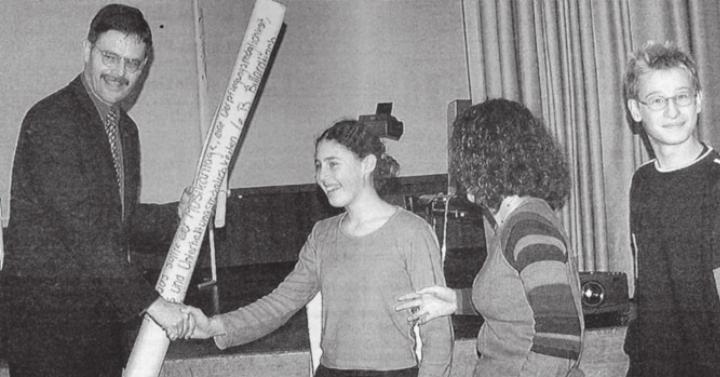 Gemeindeammann Walter Dubler nimmt aus den Händen der Jugendlichen die Petition entgegen. Bild: Archiv