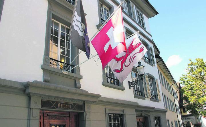 Die Anklageschrift der drei Beschuldigten ist lang. Für zahlreiche Delikte mussten sie sich letzte Woche vor dem Bezirksgericht Bremgarten verantworten. Ein Angeklagter blieb dem Gericht unentschuldigt fern. Bild: Archiv