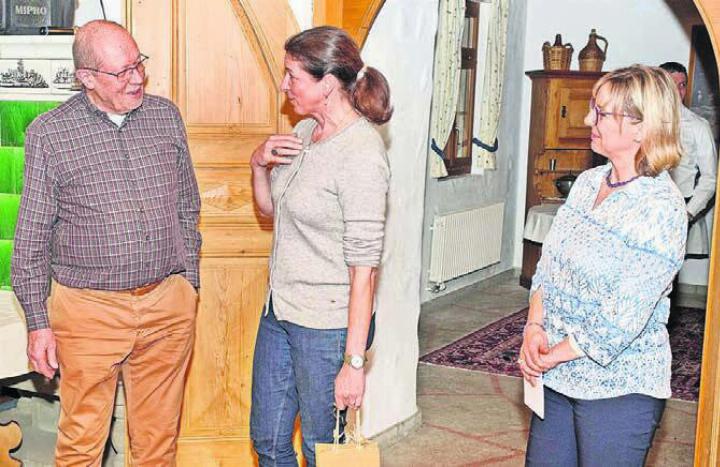Wolfgang Beiss führte durch den Abend, Lidwina Weh und Gabi Thiel (beide Vorstandsmitglieder) bedankten sich bei ihm. Bild: zg