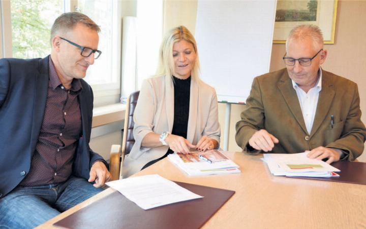 Gemeindeammann Arsène Perroud, Gemeinderätin Denise Strasser und Bereichsleiter Thomas Laube sind sich bewusst, dass die vorgelegten Zahlen keine Jubelstürme auslösen. «Aber sie bilden die Realität ab», so Strasser. Bild: Chregi Hansen