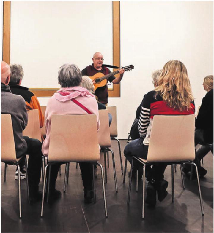 Bilder: Archiv Mit ihren Anlässen konnte die Kulturkommission jeweils einige Besuchende anlocken: ob mit Lesungen (links Urs Habegger) oder «Kulinarischen Begegnungen der Kulturen im Dorf» (rechts). Umso unerwarteter erschien das Ende des Engagements.