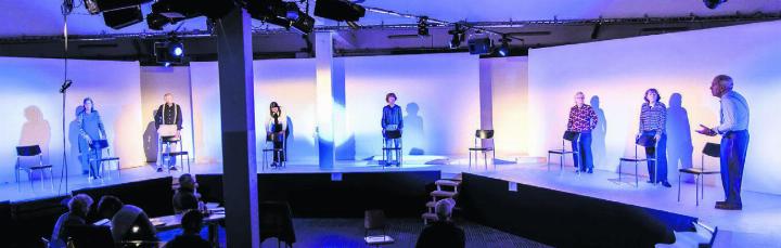 Mit einem Sechseck und sechs Eingängen wurde eine anspruchsvolle Bühne realisiert. Nun wird sie mit «Sechs Beine» mit Leben gefüllt. Bilder: pd/dm