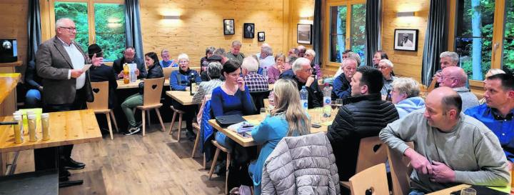 Gemeindeammann Franz Schaad konnte eine grosse Anzahl Einwohner und Einwohnerinnen begrüssen. «Viel mehr dürften es nicht mehr werden, sonst wird der Platz knapp», scherzte er. Bild: Chregi Hansen