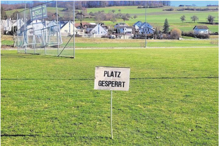 Die beiden Plätze des FC Sarmenstorf befinden sich in einem schlechten Zustand und müssen immer wieder mal gesperrt werden. Ein Kunstrasenfeld soll Abhilfe schaffen. Bild: Chregi Hansen