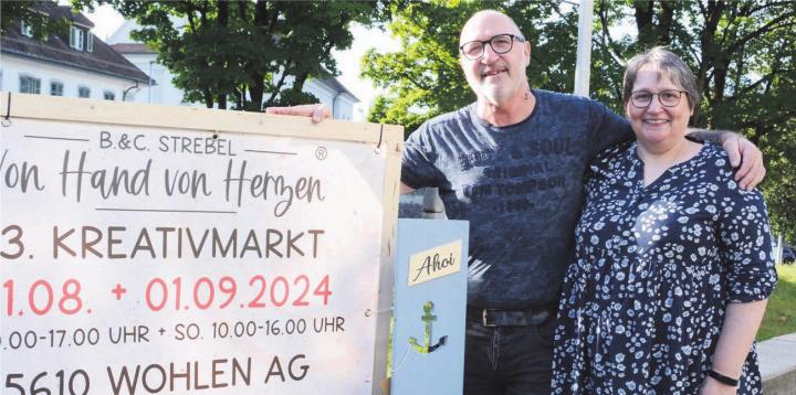 Sie organisieren den grossen Markt nicht nur, sie betreiben je einen eigenen Stand. Bruno und Caroline Strebel vereint die Leidenschaft für das kreative Arbeiten. Bild: Chregi Hansen
