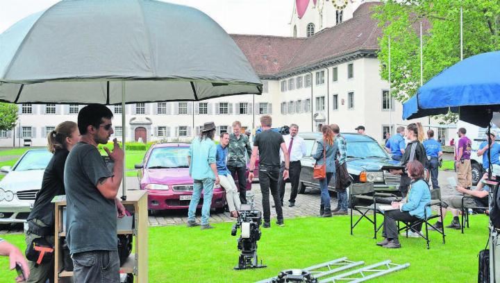 30. Juni 2016: Auf dem Klosterhof in Muri werden Szenen für die Schweizer Kultserie «Der Bestatter» gedreht. Im Januar 2017 lief die fünfte Staffel über die Bildschirme. Bild: Archiv/ake