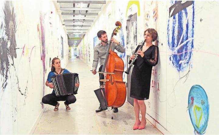 Magdalena Irmann (Akkordeon), Valentin Kolar (Kontrabass), Heidy Huwiler (Klarinette).
Bild: zg