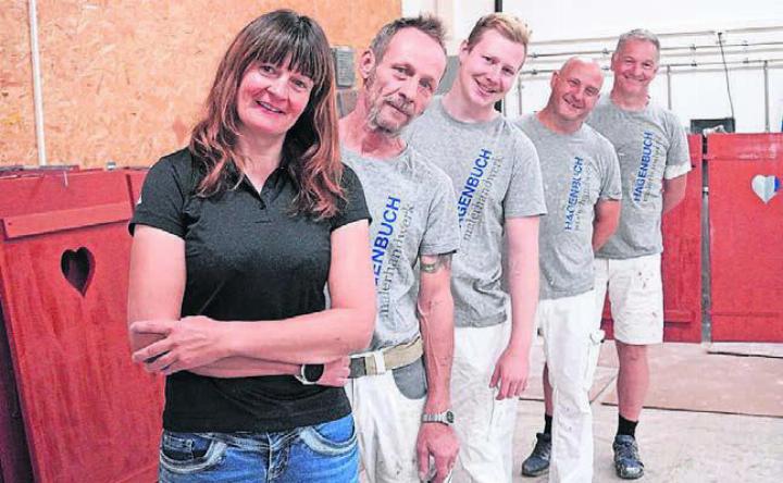 Die fünf Malerhandwerker (v.l.): Thery Bircher, Ferdi Hofer, Adrian Sutter, Martin Lüthi, Markus Schneider, rundum Läden vom Kloster Hermetschwil. Bild: rts