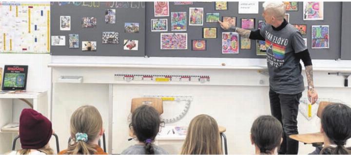 In einem der Workshops lassen sich die Kinder von Hundertwasser inspirieren. Bild: zg