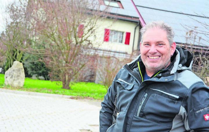 Gemeinderat und Biobauer Lukas Vock vor seinem Hof ob Niederwil. «Der Betrieb ist ständig gewachsen. Irgendwann musste ich mich fragen: Wozu mache ich das alles?», erklärt er. Bilder: Chregi Hansen