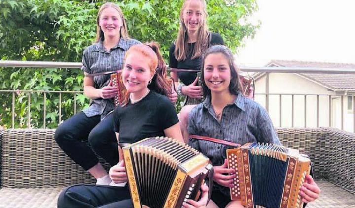 Vier junge Frauen am Schwyzerörgeli sorgen für die musikalische Unterhaltung. Bild: zg