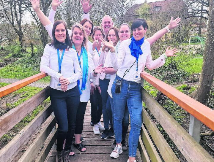 So bunt wie der Regenbogen ist das Organisationskomitee vom Elternbildungstag. Von links: Anja Froio, Belinda Lowe, Renate Meyer, Sylvie-Marie Nuc, Immanuel Schäbe, Alessandra Loher, Raffaela Flory, Mirjam Kölliker. Bild: zg