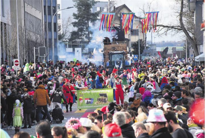 2024 stürzten sich 18 000 Zuschauer ins fasnächtliche Treiben. Bild: Archiv