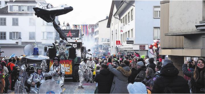 Abgehoben: Wer fliegend durchs Zentrum kam, wie die Füür-Clique Wohlen, hatte Vorteile. Bei den Zuschauerreihen gab es praktisch kein Durchkommen mehr. Bild: Daniel Marti
