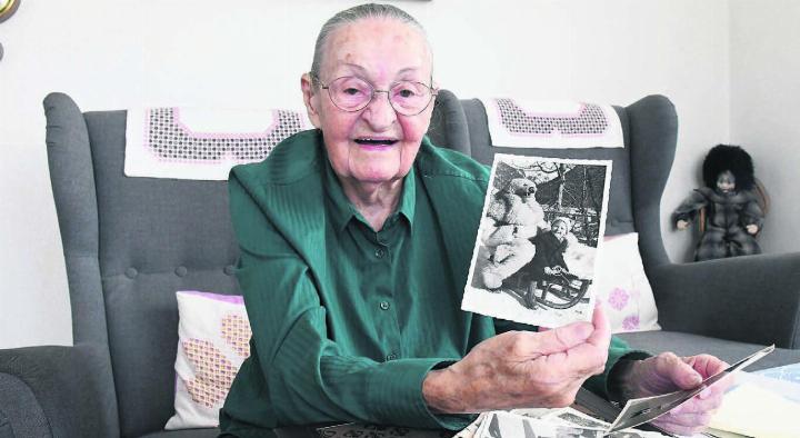 Mit den Bildern kommen die Erinnerungen. Neben viel Schrecklichem hat Theresia Kohlheimer auch manch Schönes erlebt in ihrer Kindheit. Bild: Daniel Marti