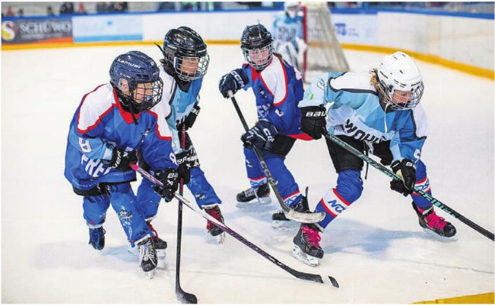 Tagsüber gab es Action bei den Spielen der drei Nachwuchsturniere. Tagsüber gab es Action bei den Spielen der drei Nachwuchsturniere.