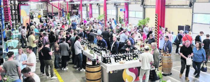 Die vielen Besucherinnen und Besucher schätzen den Dialog an der Messe mit den Produzenten sehr. Bild: pd