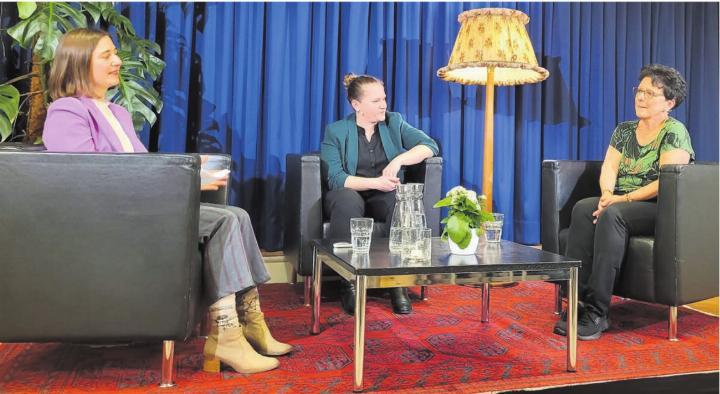 Elena Ibello (links) sucht sich jeden Monat Gesprächspartner, um über das Sterben und den Tod zu reden. Im Live-Podcast aus dem Reusspark waren dies Palliativ-Fachfrau Karin Rippstein (Mitte) und Helene Schnyder, die vor Kurzem von ihrem Mann Abschied nehmen musste.
Bild: Chregi Hansen