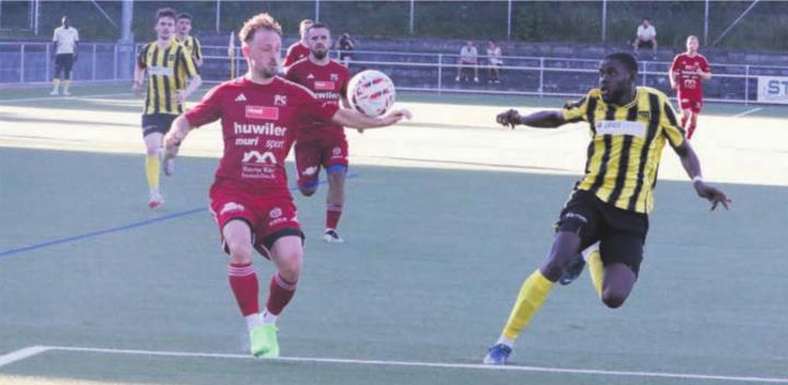 Ernes Paden (links) und der FC Muri müssen gegen Sursee ihre Chancen wieder effizienter nutzen. Bild: Archiv/jl