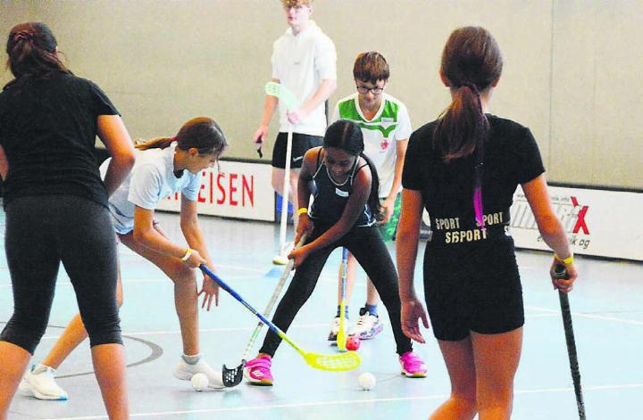 Bereits in der Aufwärmphase muss man parat sein: Beim Unihockey geht es hoch zu und her. Bilder: Celeste Blanc