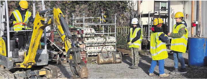 Selber einmal mit dem Minibagger werken: Die Notter Gruppe beteiligte sich intensiv am Zukunftstag und am nationalen Spezialprojekt «Mädchen-bauen-los». Bild: zg