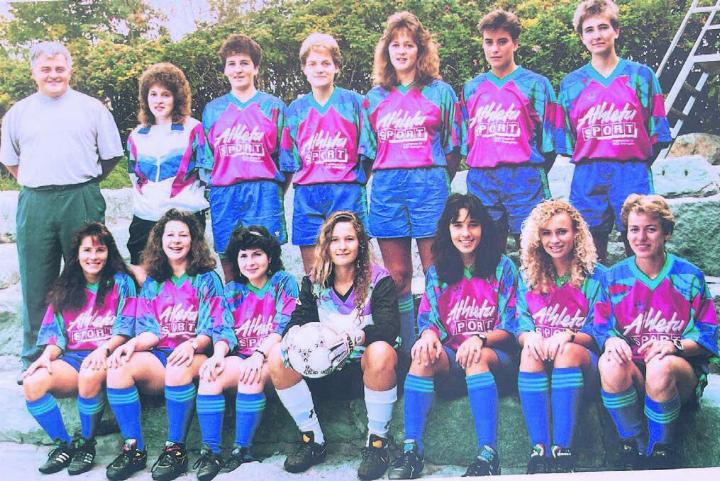 Saison 1993/1994, die damalige 1. Frauenmannschaft unter der Leitung von Freddy Bachlmayr. Reihe unten, von links die Dritte: Rita Zülle. Bilder: Britta Müller