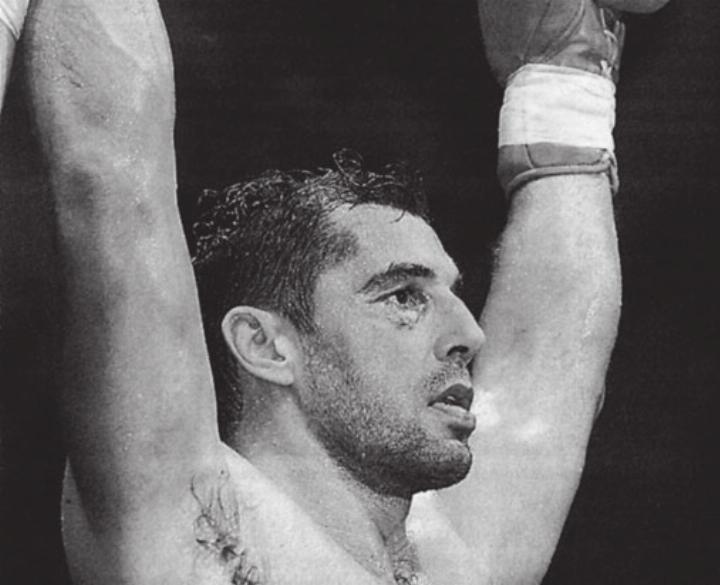 Andy Hug gewinnt auch seinen letzten Kampf in der Schweiz. Dabei sei die Anspannung riesengross gewesen, gibt der Wohler anschliessend vor versammelter Presse zu. 
Bild: Archiv