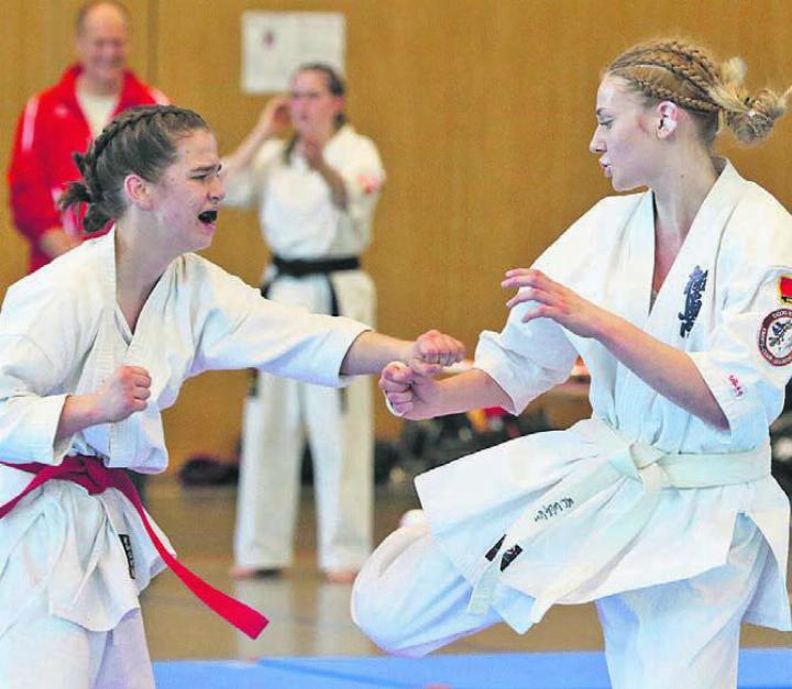 Das Gesicht der Gegnerin spricht Bände. Simena Moos (links) vom Karate Club Anglikon feiert nach langer Verletzungspause ihr Comeback und holt den Meistertitel.