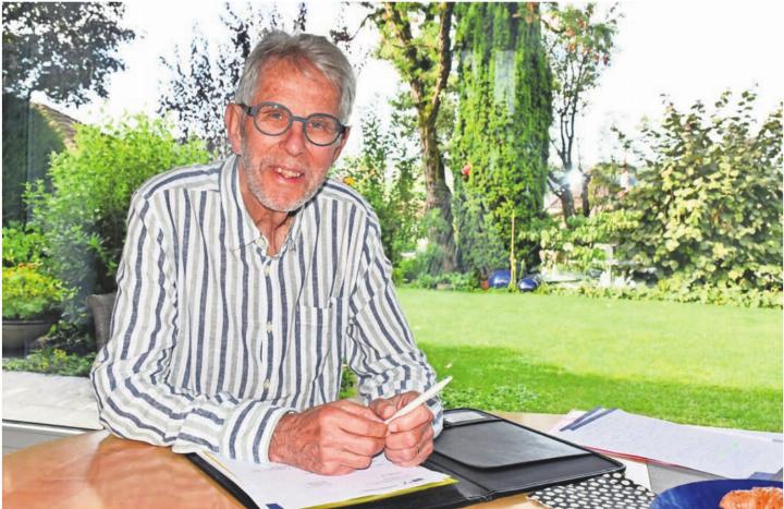 Kurt Fricker zu Hause am Brunnackerweg: Dort lebt er seit 1978 und dort wird er den nächsten Lebensabschnitt geniessen. Bilder: dm/zg