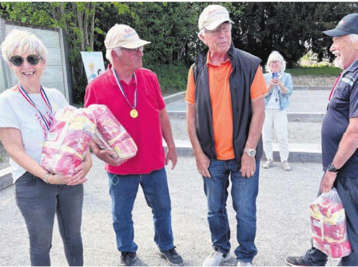 Spielleiter Beni Felder (rechts) mit dem souveränen Siegerteam.    Bild: zg
