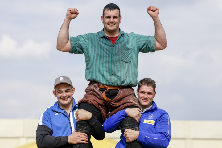 Joel Strebel (Mitte) holt den Festsieg. Andreas Döbeli (links) und Jonas Wüthrich (rechts) gewinnen weitere Kränze. Bild: Freshfocus