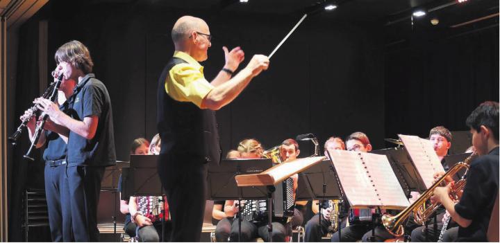 Hansruedi Probst in seinem Element: Er leitet gleich vier Blasformationen, bestehend aus dem musikalischen Nachwuchs aus der ganzen Region. Bild: zg