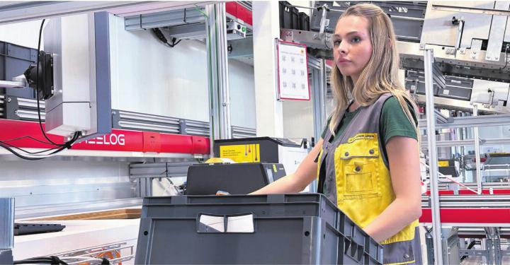 Vieles – aber nicht alles – ist automatisiert. 100 Arbeitsplätze schafft das neue Lagerlogistikzentrum der Post in Villmergen. Bild: Stefan Sprenger