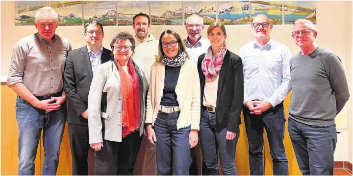 Freude über die Genehmigung des Baukredits (v. l.): Vorstandsmitglieder Martin Leu, Stefan Huwyler, Präsidentin Doris Stöckli, Sebastian Hagenbuch, Jacqueline Riedo Seiler, Stephan Köpfli, Irene Koch, Gesamtleiter Philipp Zimmermann und Thomas Stübi, Leiter Finanzen. Bild: Walter Minder