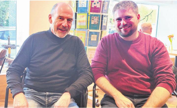 Zwei, die sich bestens verstehen: Heinz Binder (links) und Stefan Grüninger vereint die Liebe zur Musik. Bild: Chregi Hansen