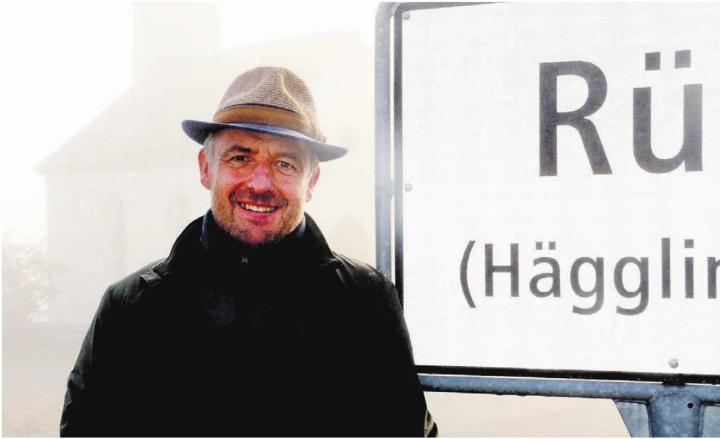 Vor 23 Jahren ist Peter Wyss aus dem Luzernischen in den Ortsteil Rüti gezogen. Hier fühlt sich der Zürcher Polizist wohl. Selbst wenn es so neblig ist wie an diesem Tag. Bild: Chregi Hansen