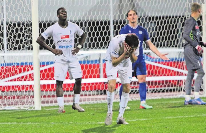 Ein Bild, das für die komplette Situation des FC Wohlen steht. Noah Jappert (Mitte) hadert mit sich, nachdem er nur die Latte getroffen hat. Auch Dramane Sissoko (links) steht die Enttäuschung ins Gesicht geschrieben.
Bilder: Josip Lasic Ein Bild, das für die komplette Situation des FC Wohlen steht. Noah Jappert (Mitte) hadert mit sich, nachdem er nur die Latte getroffen hat. Auch Dramane Sissoko (links) steht die Enttäuschung ins Gesicht geschrieben.
Bilder: Josip Lasic