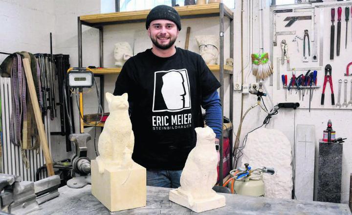 Der Künstler mit einem seiner ersten Werke: Die Katze hat er im Rahmen seiner Ausbildung gemacht. Zuvor hat ein Modell aus Gips hergestellt. Für Eric Meier ist die Steinbildhauerei viel mehr als bloss ein Handwerk. Bild: Chregi Hansen