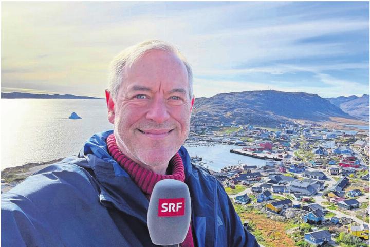 Bruno Kaufmann vor der südgrönländischen Hafenstadt Qaqortoq. Er begleitet das Geschehen auf der weltgrössten Insel seit 1994. Bild: zg Bruno Kaufmann vor der südgrönländischen Hafenstadt Qaqortoq. Er begleitet das Geschehen auf der weltgrössten Insel seit 1994. Bild: zg