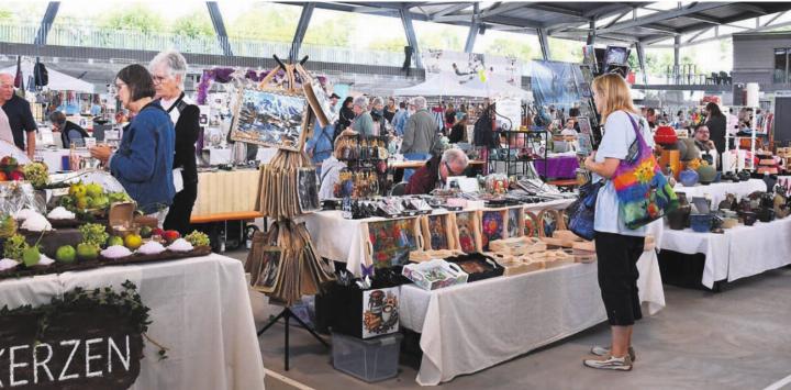 Die Eishalle ist zu einem bunten und vielseitigen Kreativmarkt umgenutzt worden. Bilder: Monica Rast Die Eishalle ist zu einem bunten und vielseitigen Kreativmarkt umgenutzt worden. Bilder: Monica Rast