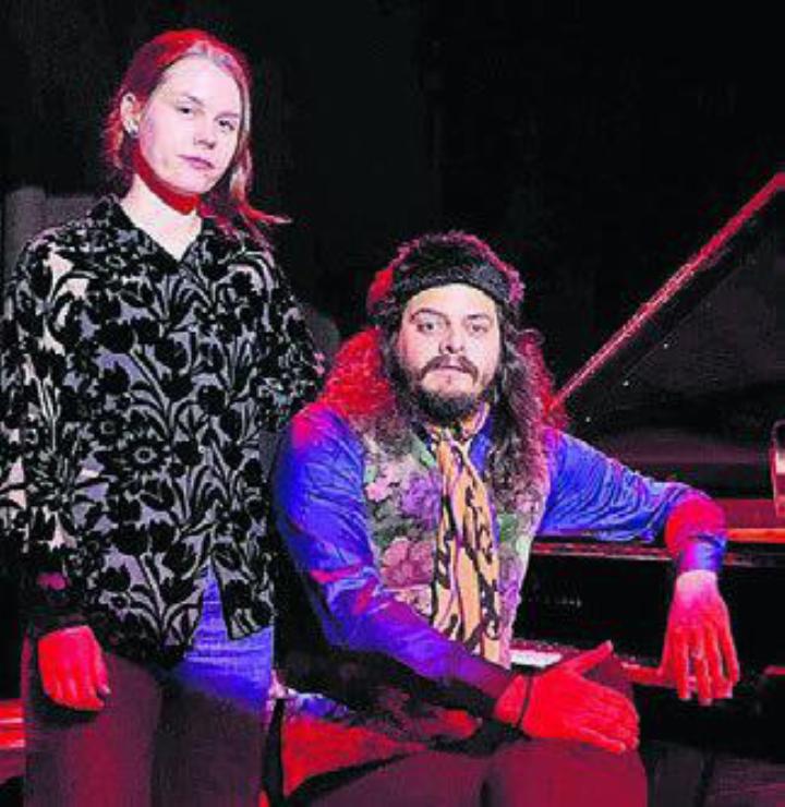 Nicolas Streichenberg tourt aktuell mit der Pianistin Julia Andersson durch Finnland. Das Bild entstand kurz vor dem Konzert im Kulttuurikellari Teatteri, einem ehemaligen Kino in Savonlinna. Bild: zg