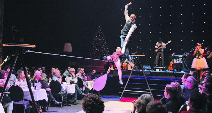 5. Dezember 2015: Der Circus Monti präsentiert eine Neuheit – erstmals findet im Winterquartier Monti‘s Varieté statt, von und mit Andreas Muntwyler und Ulla Tikka. Bild: Archiv/chh