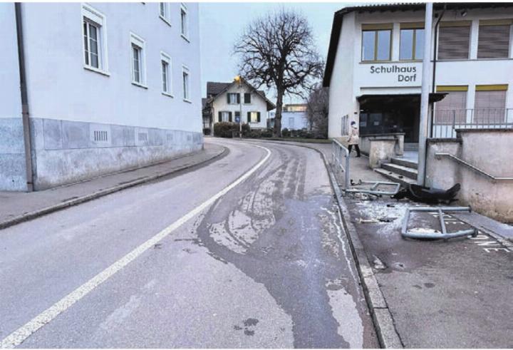 Die auslaufende Flüssigkeit verriet, wohin der Unfallverursacher geflohen war. Bild: pz